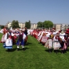 Próba bicia rekordu GUINNESSA w ilości par tańczących poloneza na stadionie przy Zespole Szkół nr 1 w Ełku