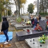 Sprzątanie grobów na cmentarzu Komunalnym w Ełku - prace młodzieży jako wolontariuszy