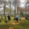 Sprzątanie grobów na cmentarzu